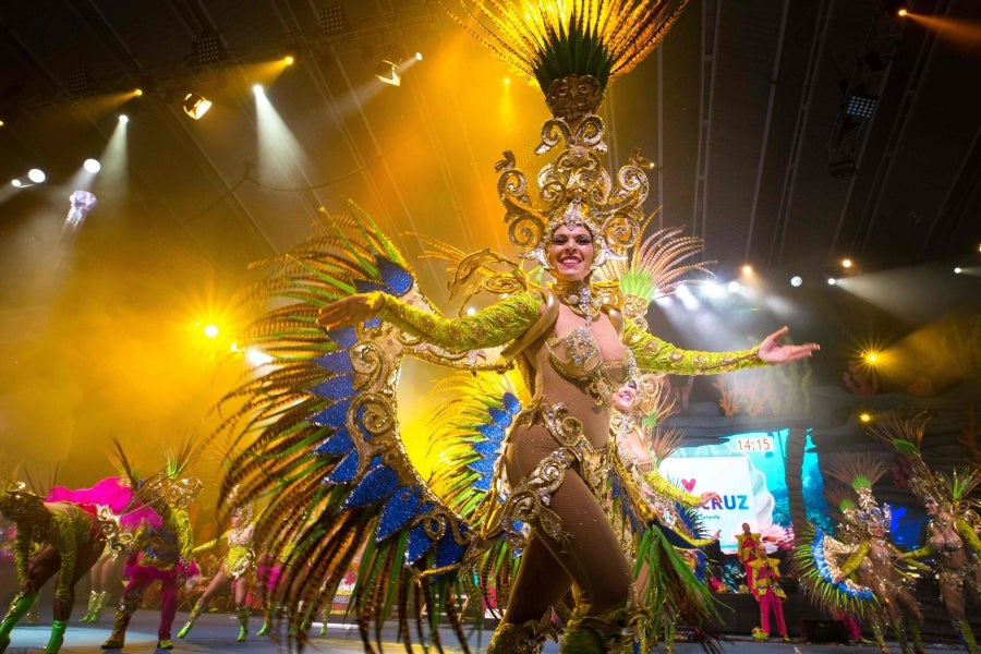 Los carnavales de Santa Cruz de Tenerife son unas de las celebraciones más conocidas a nivel mundial. Así, el evento, de un mes de duración, comenzó el 1 de febrero y finaliza el 10 de marzo con orquestas que tocan ritmos caribeños y brasileños con actuaciones que van desde la elección de la Reina del Carnaval, la Reina menor y la Reina mayor, bandas callejeras satíricas, comparsas y hasta actuaciones por las calles. 