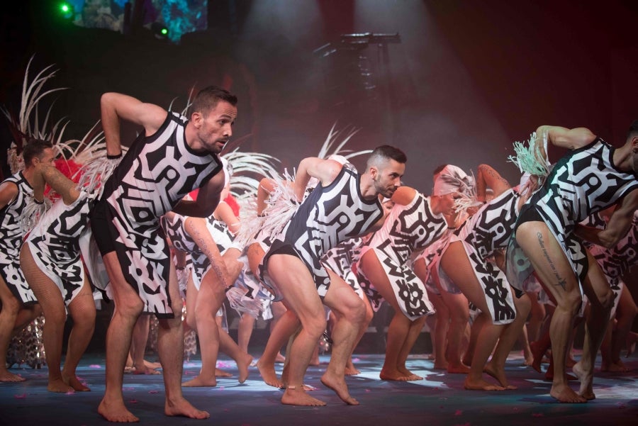 Los carnavales de Santa Cruz de Tenerife son unas de las celebraciones más conocidas a nivel mundial. Así, el evento, de un mes de duración, comenzó el 1 de febrero y finaliza el 10 de marzo con orquestas que tocan ritmos caribeños y brasileños con actuaciones que van desde la elección de la Reina del Carnaval, la Reina menor y la Reina mayor, bandas callejeras satíricas, comparsas y hasta actuaciones por las calles. 