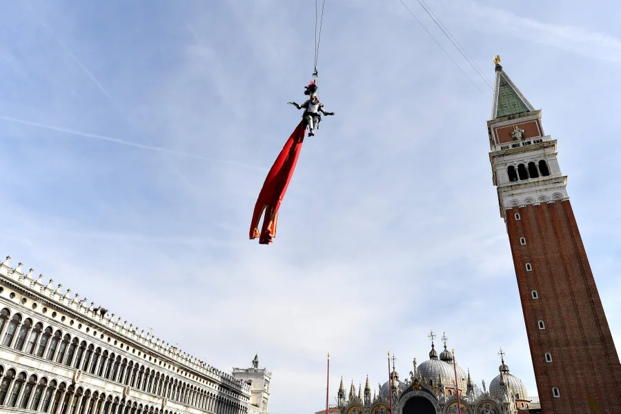 Venecia vuelve a celebrar uno de sus eventos más emblemáticos. Se trata del tradicional 'Vuelo del ángel', momento en el que un desconocido recorre la plaza San Marcos de Venecia y da comienzo a los carnavales de la ciudad.