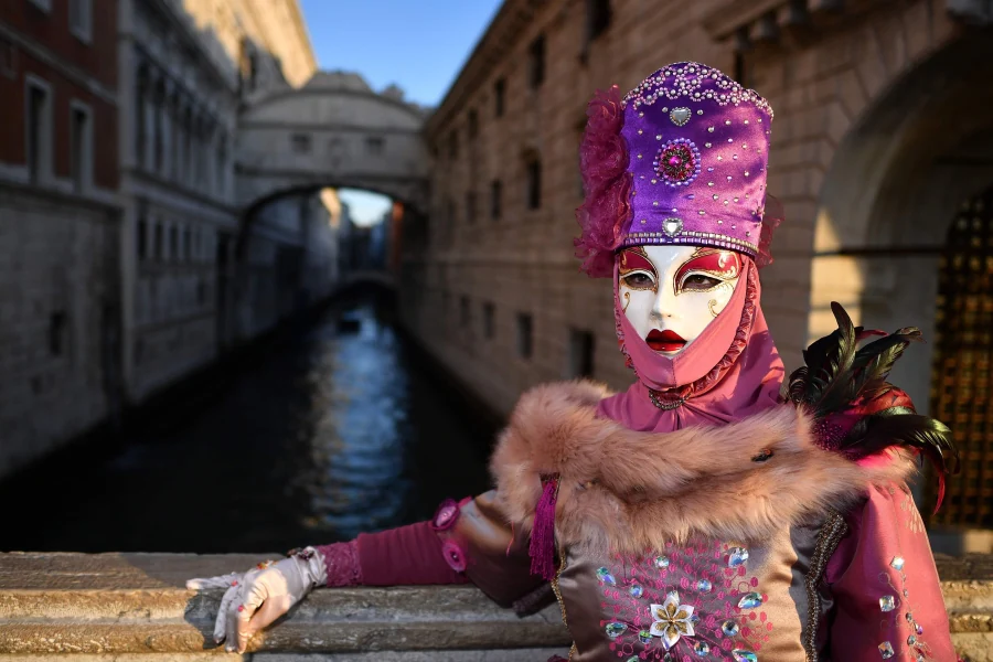 Venecia vuelve a celebrar uno de sus eventos más emblemáticos. Se trata del tradicional 'Vuelo del ángel', momento en el que un desconocido recorre la plaza San Marcos de Venecia y da comienzo a los carnavales de la ciudad.