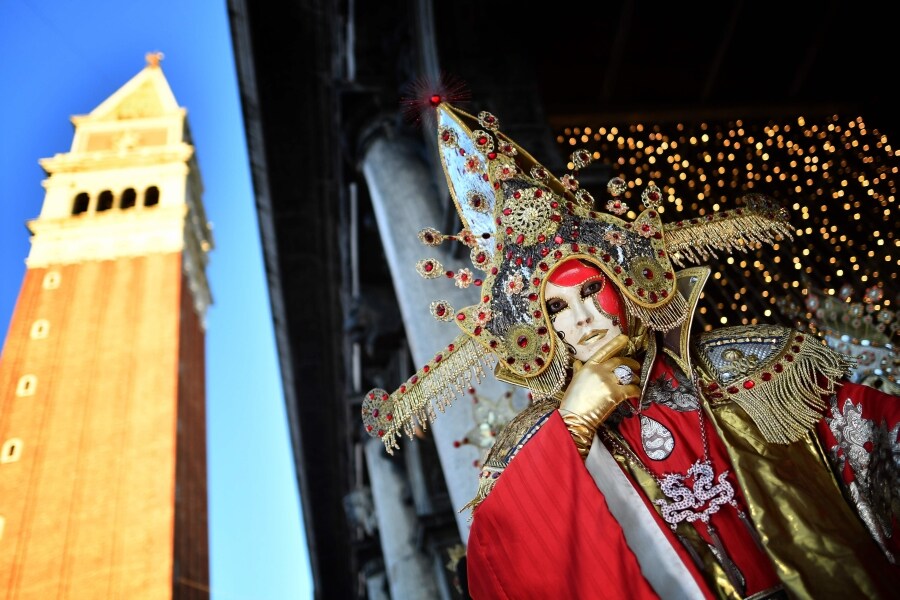 Venecia vuelve a celebrar uno de sus eventos más emblemáticos. Se trata del tradicional 'Vuelo del ángel', momento en el que un desconocido recorre la plaza San Marcos de Venecia y da comienzo a los carnavales de la ciudad.