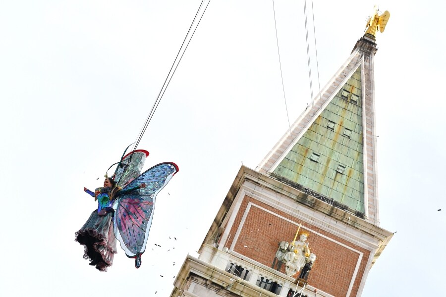 Venecia vuelve a celebrar uno de sus eventos más emblemáticos. Se trata del tradicional 'Vuelo del ángel', momento en el que un desconocido recorre la plaza San Marcos de Venecia y da comienzo a los carnavales de la ciudad.