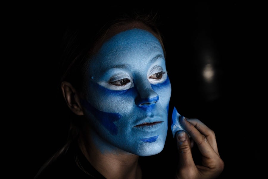 Uno de los circos más relevantes del mundo abre sus puertas y muestra lo que se esconde detrás de la magia del maquillaje, de los trajes personalizados y las increíbles coreografías. El Circo del Sol presenta su último trabajo: 'Turuk, el primer vuelo', inspirado en la película de James Cameron. 