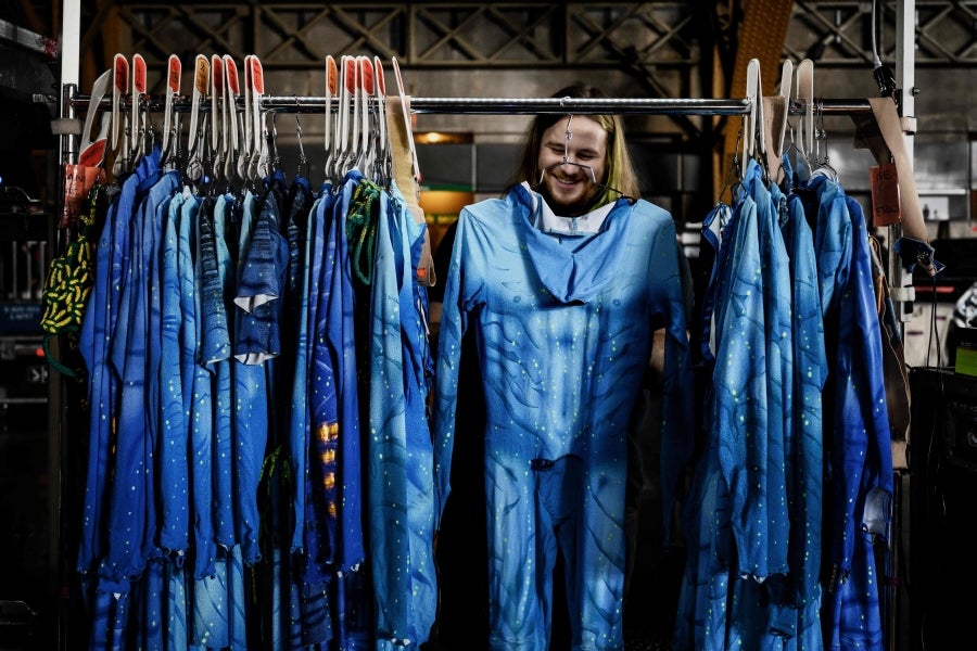 Uno de los circos más relevantes del mundo abre sus puertas y muestra lo que se esconde detrás de la magia del maquillaje, de los trajes personalizados y las increíbles coreografías. El Circo del Sol presenta su último trabajo: 'Turuk, el primer vuelo', inspirado en la película de James Cameron. 