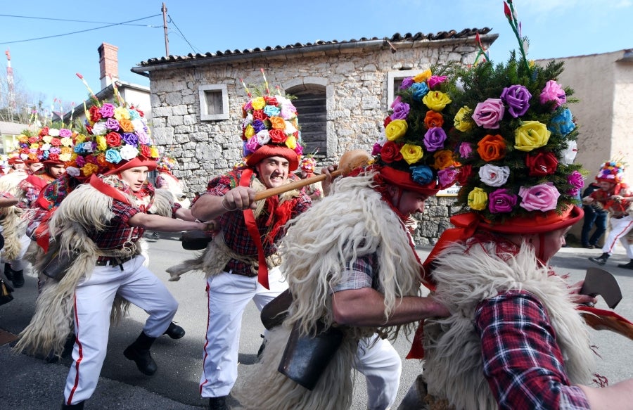 En Veli Brgud, oeste de Croacia, se celebra un desfile dónde los participantes porten el traje tradicional Zvoncari. Se trata de una tradición regional que busca ahuyentar a los espíritus malignos del invierno.