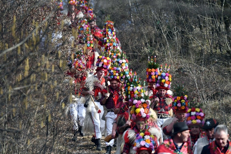 En Veli Brgud, oeste de Croacia, se celebra un desfile dónde los participantes porten el traje tradicional Zvoncari. Se trata de una tradición regional que busca ahuyentar a los espíritus malignos del invierno.