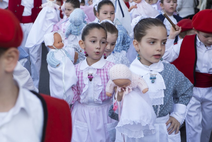 Decenas de inudes y artzainas desfilan por Irun y animan el centro de la ciudad. 