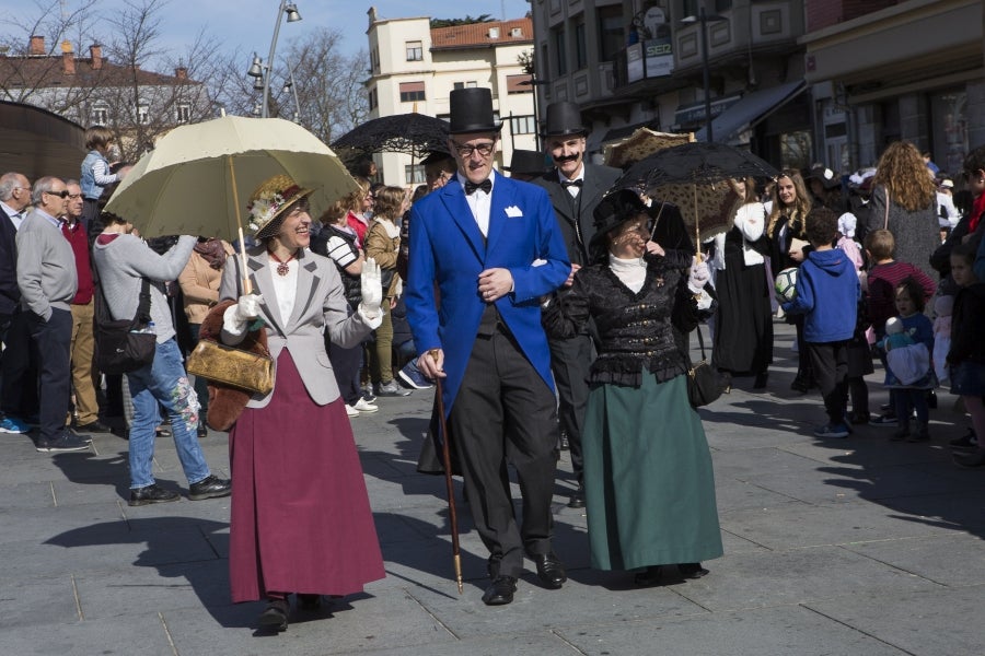 Decenas de inudes y artzainas desfilan por Irun y animan el centro de la ciudad. 