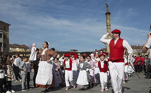 Los gigantes se suman a la fiesta de iñudes y artzainas