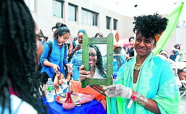 Una peluquera muestra su trabajo a una clienta en el Festival Afro-Latino de Nueva York. 