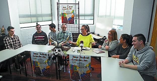 Juncal Eizaguirre, junto a representantes de las comparsas, en la presentación del programa. 