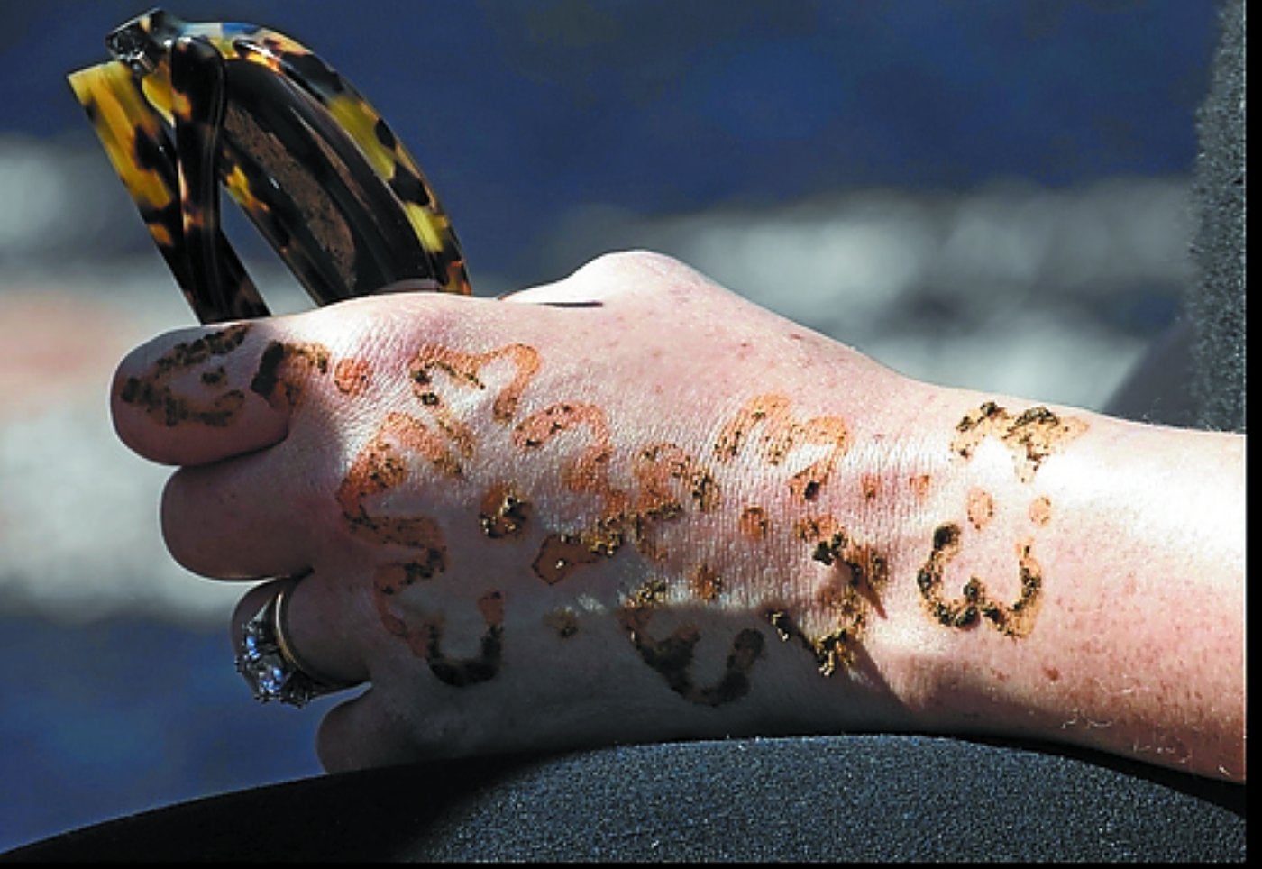 La pareja conversando con unas mujeres durante la visita. 