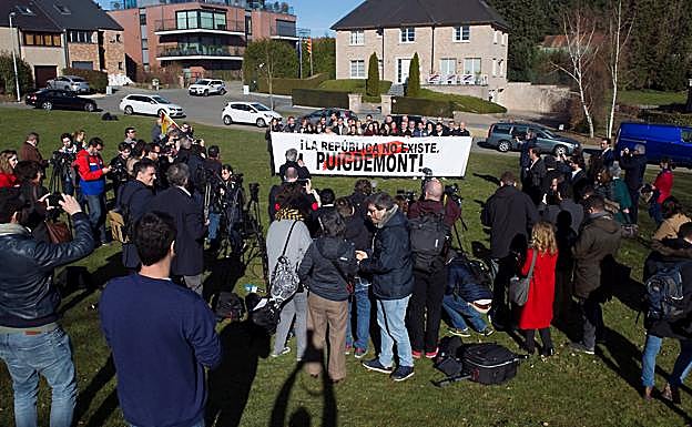 La portavoz nacional de Ciudadanos y líder de la oposición en Cataluña, Inés Arrimadas (c), acompañada de los diputados del Grupo Parlamentario de Ciutadans, ha atendido a los medios de comunicación frente a la «Casa de la Republicia» en Waterloo (Bélgica).