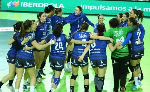 Las jugadoras del Bera Bera celebran el triunfo en el último encuentro liguero. 