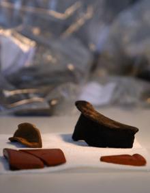 Imagen secundaria 2 - Arriba, ek edificio en el que se ha realizado el hallazgo se integra en el contrafuerte de campanario y se encuentra frente a Zarautz Jauregia (foto central). En la inferior, algunos de los fragmentos cerámicos encontrados.