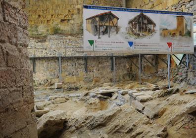 Imagen secundaria 1 - Arriba, ek edificio en el que se ha realizado el hallazgo se integra en el contrafuerte de campanario y se encuentra frente a Zarautz Jauregia (foto central). En la inferior, algunos de los fragmentos cerámicos encontrados.
