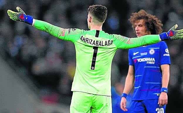 La secuencia. Kepa empezó a notar molestias y Maurizio Sarri, ordenó el cambio. Caballero estaba listo para entrar, pero el portero de Ondarroa se negó a salir y socavó la autoridad de su técnico, quien montó en cólera. 