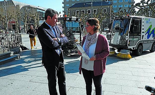 José Antonio Santano y Leire Zubitur, ayer en la plaza del Ensanche. 