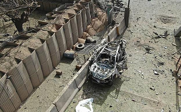 Así quedó el coche en el que se inmoló uno de los atacantes del acuartelamiento de la 