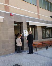 Imagen secundaria 2 - Nuevo servicio de peluquería. Los asistentes a la inauguración han disfrutado de un almuerzo y exterior del renovado local. 