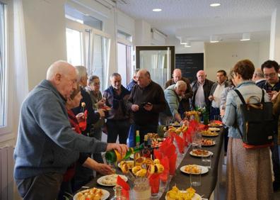 Imagen secundaria 1 - Nuevo servicio de peluquería. Los asistentes a la inauguración han disfrutado de un almuerzo y exterior del renovado local. 