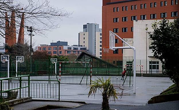 Esta imagen del patio de un colegio de la enseñanza concertada totalmente vacía puede repetirse en los próximos meses.