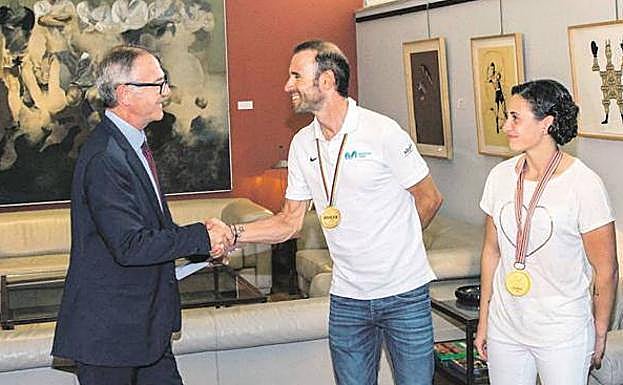 El ministro de Cultura y Deporte, José Guirao, saluda a Alejandro Valverde y Ana Carrasco en la sede del Consejo Superior de Deportes.