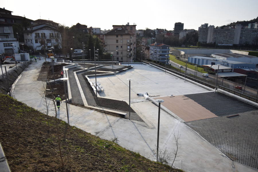 El alcalde de San Sebastián, Eneko Goia, y el director de Euskal Trenbide Sarea, Aitor Garitano, han visitado el Mirador de Oleta, que se abrirá para el disfrute de la ciudadanía este jueves. 