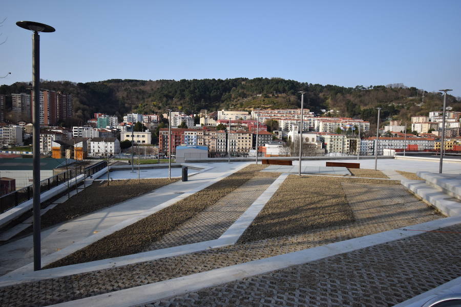 El alcalde de San Sebastián, Eneko Goia, y el director de Euskal Trenbide Sarea, Aitor Garitano, han visitado el Mirador de Oleta, que se abrirá para el disfrute de la ciudadanía este jueves. 