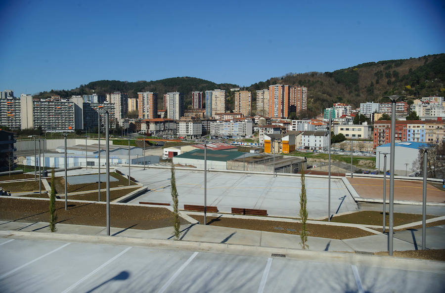 El alcalde de San Sebastián, Eneko Goia, y el director de Euskal Trenbide Sarea, Aitor Garitano, han visitado el Mirador de Oleta, que se abrirá para el disfrute de la ciudadanía este jueves. 