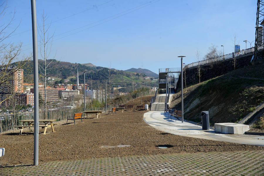 El alcalde de San Sebastián, Eneko Goia, y el director de Euskal Trenbide Sarea, Aitor Garitano, han visitado el Mirador de Oleta, que se abrirá para el disfrute de la ciudadanía este jueves. 