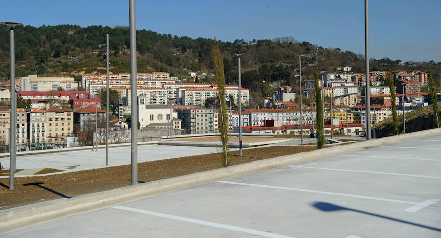 El alcalde de San Sebastián, Eneko Goia, y el director de Euskal Trenbide Sarea, Aitor Garitano, han visitado el Mirador de Oleta, que se abrirá para el disfrute de la ciudadanía este jueves. 