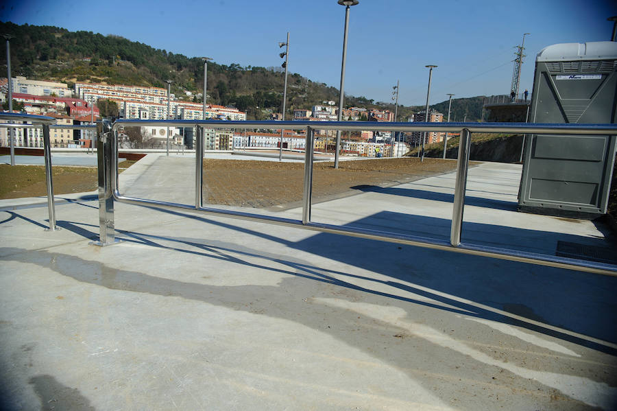 El alcalde de San Sebastián, Eneko Goia, y el director de Euskal Trenbide Sarea, Aitor Garitano, han visitado el Mirador de Oleta, que se abrirá para el disfrute de la ciudadanía este jueves. 