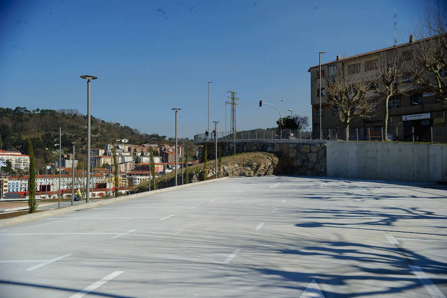 El alcalde de San Sebastián, Eneko Goia, y el director de Euskal Trenbide Sarea, Aitor Garitano, han visitado el Mirador de Oleta, que se abrirá para el disfrute de la ciudadanía este jueves. 