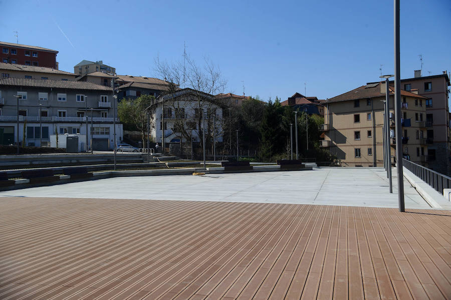 El alcalde de San Sebastián, Eneko Goia, y el director de Euskal Trenbide Sarea, Aitor Garitano, han visitado el Mirador de Oleta, que se abrirá para el disfrute de la ciudadanía este jueves. 