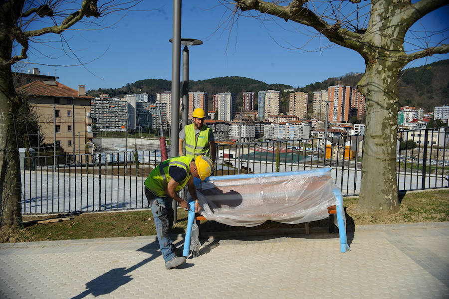 El alcalde de San Sebastián, Eneko Goia, y el director de Euskal Trenbide Sarea, Aitor Garitano, han visitado el Mirador de Oleta, que se abrirá para el disfrute de la ciudadanía este jueves. 