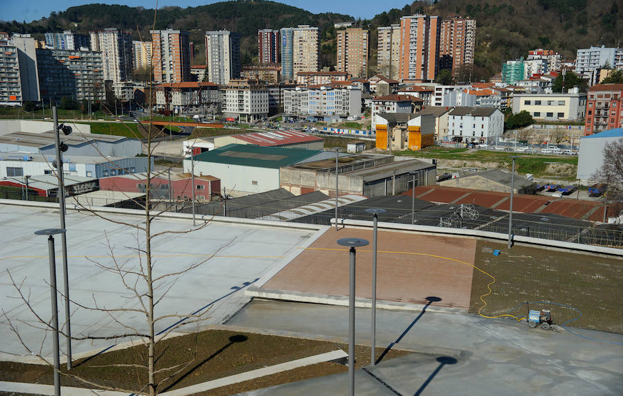 El alcalde de San Sebastián, Eneko Goia, y el director de Euskal Trenbide Sarea, Aitor Garitano, han visitado el Mirador de Oleta, que se abrirá para el disfrute de la ciudadanía este jueves. 