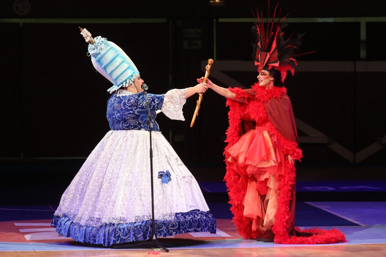 La plaza de toros de San Sebastián se ha llenado un año más para ver por primera vez a las 26 comparsas que desfilarán este próximo sábado por el Centro de la ciudad. Cada uno de los grupos tiene tres minutos para mostrar parte de su 'show', así como sus trajes.