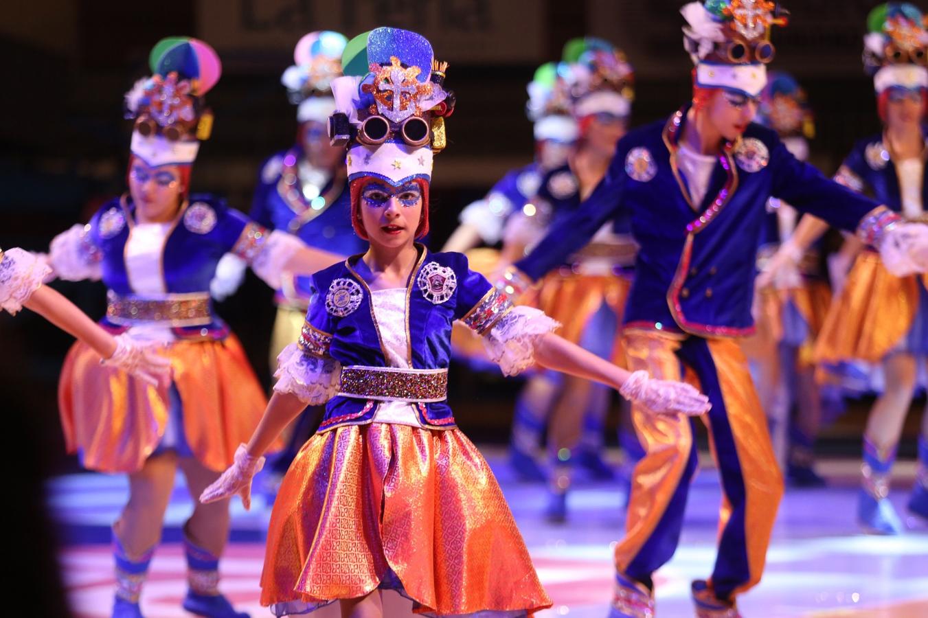 La plaza de toros de San Sebastián se ha llenado un año más para ver por primera vez a las 26 comparsas que desfilarán este próximo sábado por el Centro de la ciudad. Cada uno de los grupos tiene tres minutos para mostrar parte de su 'show', así como sus trajes.