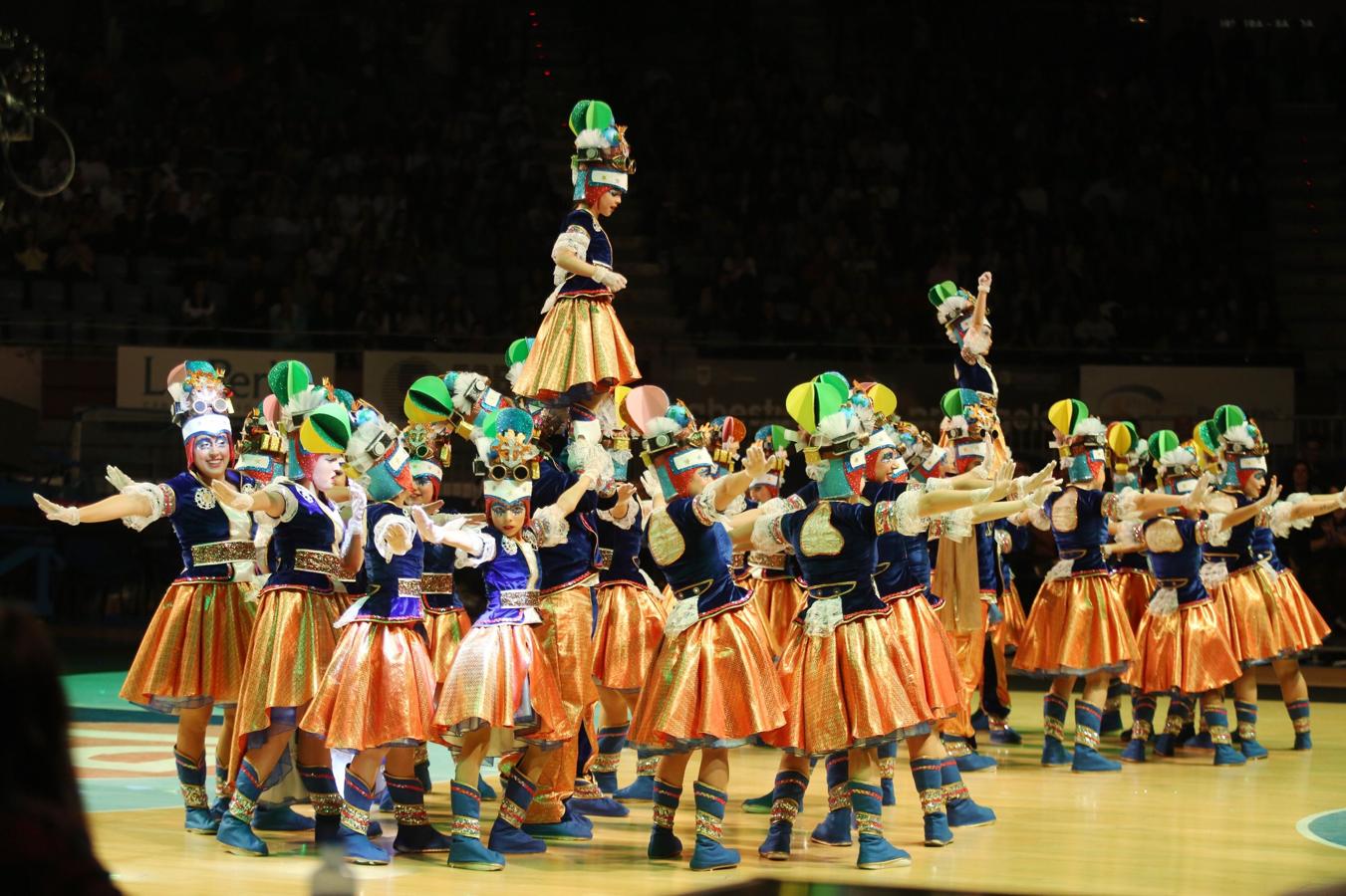 La plaza de toros de San Sebastián se ha llenado un año más para ver por primera vez a las 26 comparsas que desfilarán este próximo sábado por el Centro de la ciudad. Cada uno de los grupos tiene tres minutos para mostrar parte de su 'show', así como sus trajes.