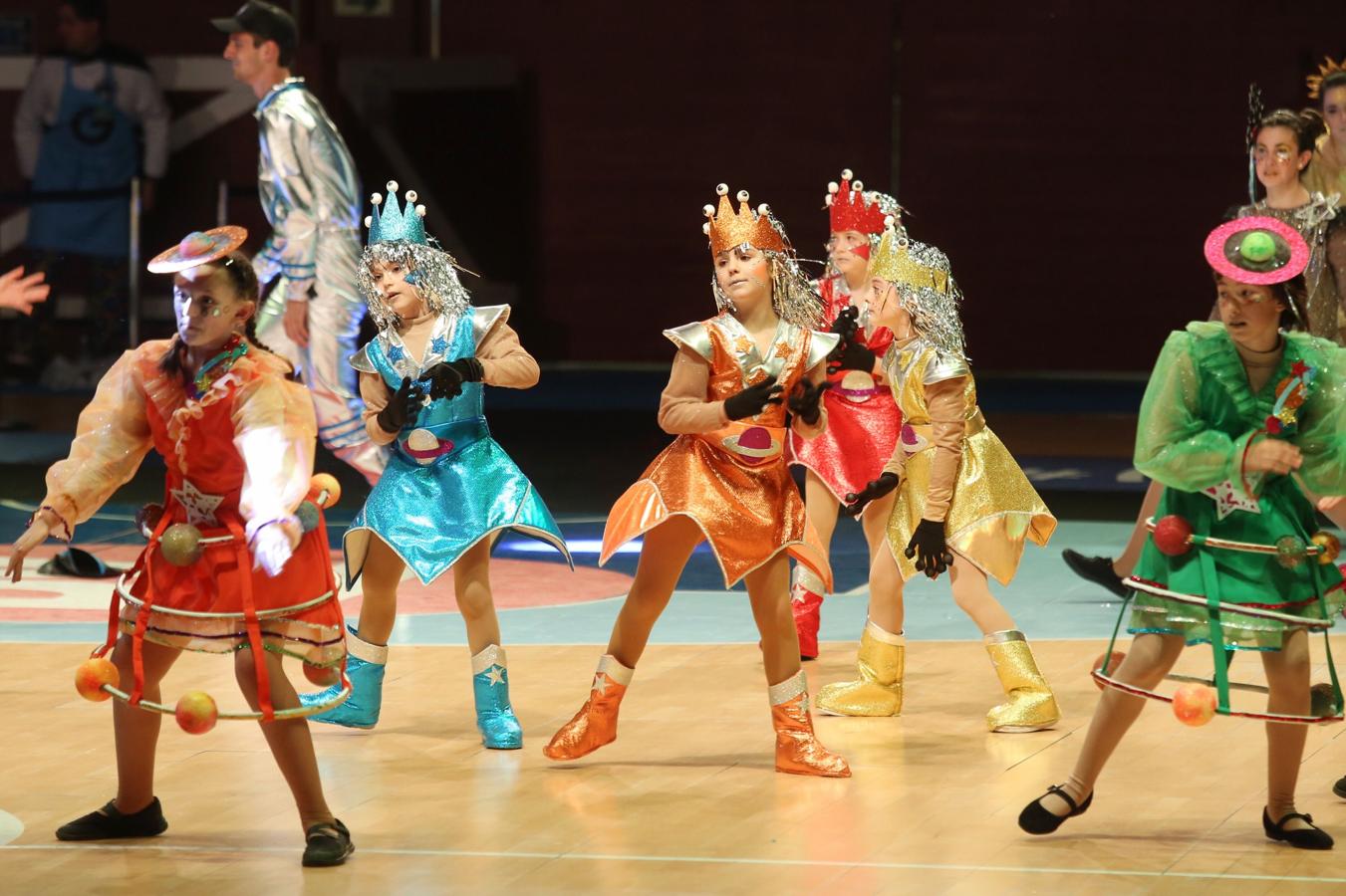 La plaza de toros de San Sebastián se ha llenado un año más para ver por primera vez a las 26 comparsas que desfilarán este próximo sábado por el Centro de la ciudad. Cada uno de los grupos tiene tres minutos para mostrar parte de su 'show', así como sus trajes.