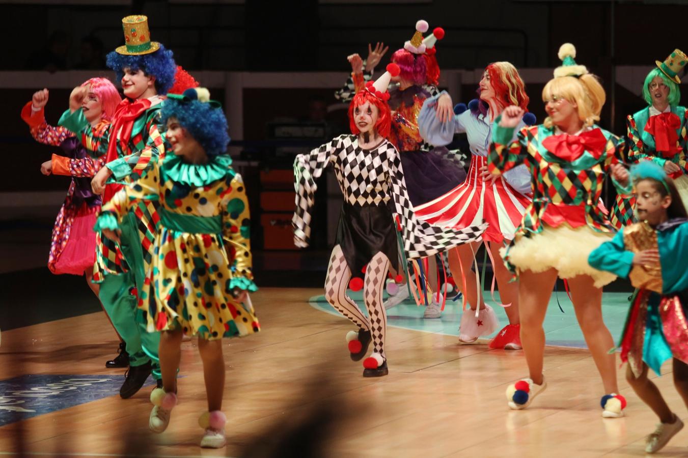 La plaza de toros de San Sebastián se ha llenado un año más para ver por primera vez a las 26 comparsas que desfilarán este próximo sábado por el Centro de la ciudad. Cada uno de los grupos tiene tres minutos para mostrar parte de su 'show', así como sus trajes.