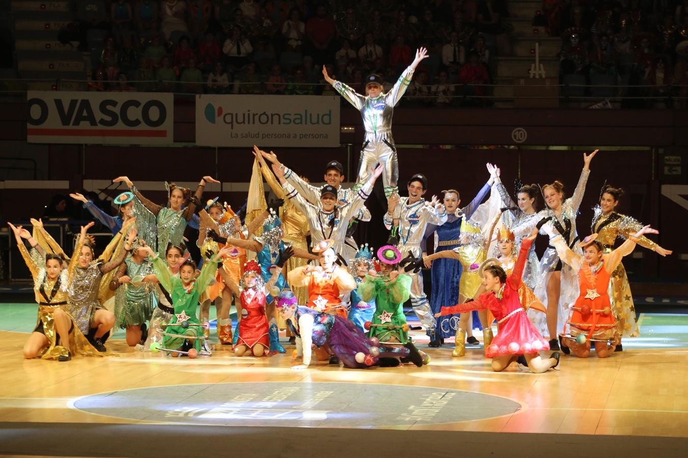 La plaza de toros de San Sebastián se ha llenado un año más para ver por primera vez a las 26 comparsas que desfilarán este próximo sábado por el Centro de la ciudad. Cada uno de los grupos tiene tres minutos para mostrar parte de su 'show', así como sus trajes.