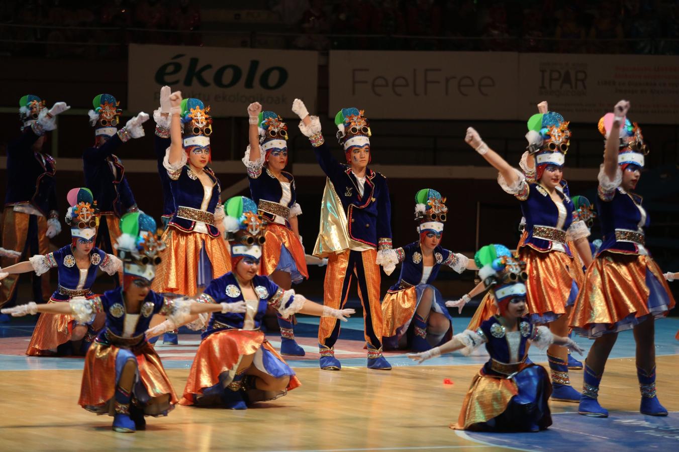 La plaza de toros de San Sebastián se ha llenado un año más para ver por primera vez a las 26 comparsas que desfilarán este próximo sábado por el Centro de la ciudad. Cada uno de los grupos tiene tres minutos para mostrar parte de su 'show', así como sus trajes.