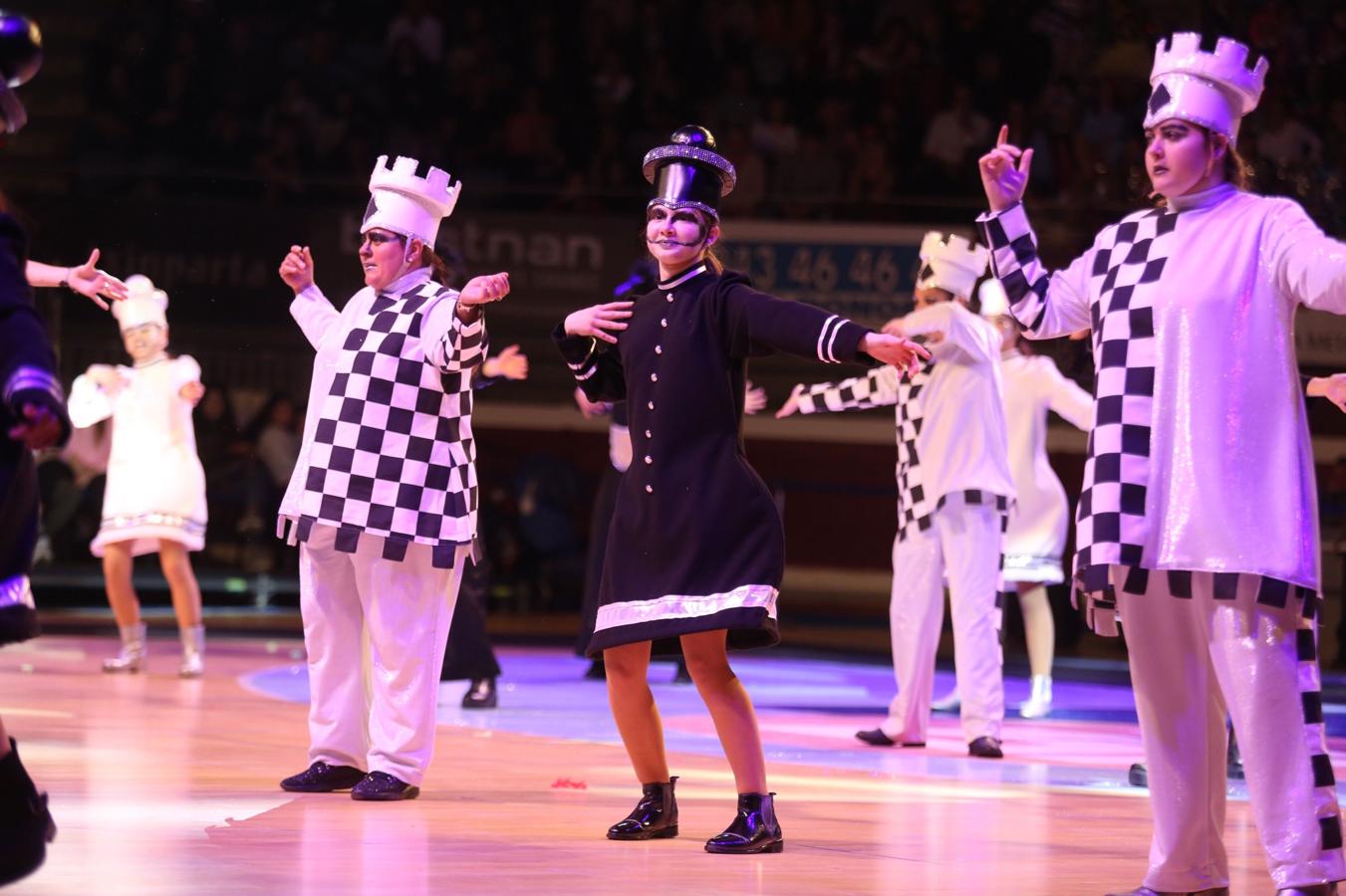 La plaza de toros de San Sebastián se ha llenado un año más para ver por primera vez a las 26 comparsas que desfilarán este próximo sábado por el Centro de la ciudad. Cada uno de los grupos tiene tres minutos para mostrar parte de su 'show', así como sus trajes.