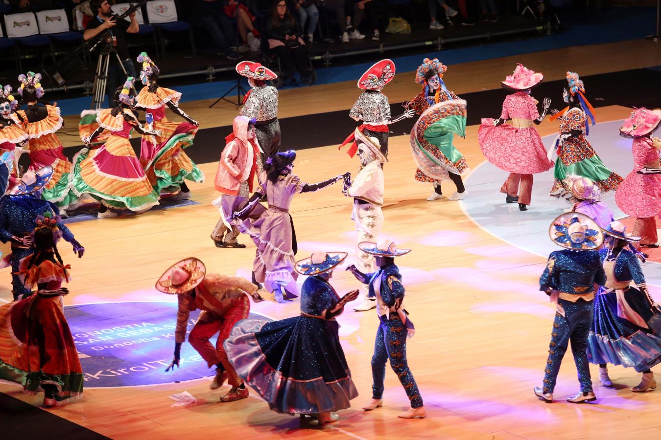La plaza de toros de San Sebastián se ha llenado un año más para ver por primera vez a las 26 comparsas que desfilarán este próximo sábado por el Centro de la ciudad. Cada uno de los grupos tiene tres minutos para mostrar parte de su 'show', así como sus trajes.