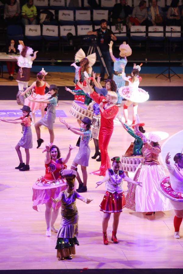 La plaza de toros de San Sebastián se ha llenado un año más para ver por primera vez a las 26 comparsas que desfilarán este próximo sábado por el Centro de la ciudad. Cada uno de los grupos tiene tres minutos para mostrar parte de su 'show', así como sus trajes.