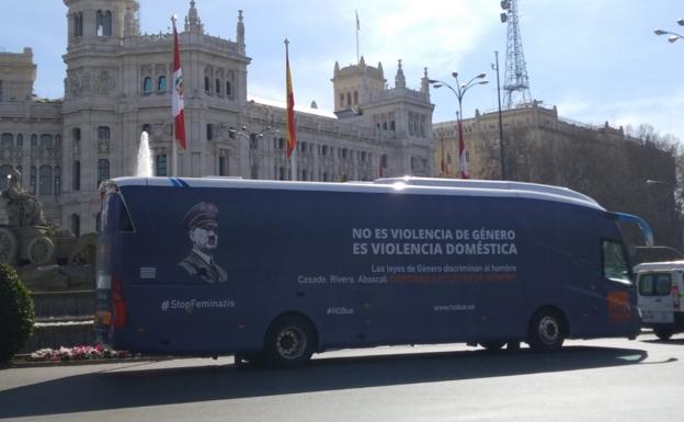 HazteOir vuelve a la carretera para comparar a las feministas con Hitler