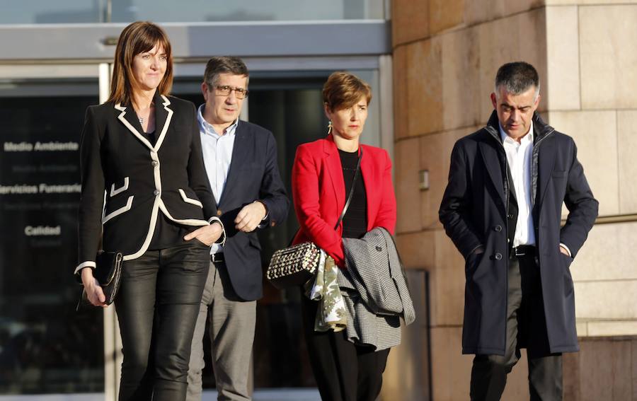 Multitud de representantes políticos y exdirigentes se han acercado este viernes por la mañana al tanatorio Begoña de Bilbao para transmitir sus condolencias a los familiares del expresidente del PNV Xabier Arzalluz, que falleció este jueves a los 86 años. Tambiuén ha acudido una amplia representación del mundo económico, social y cultural.