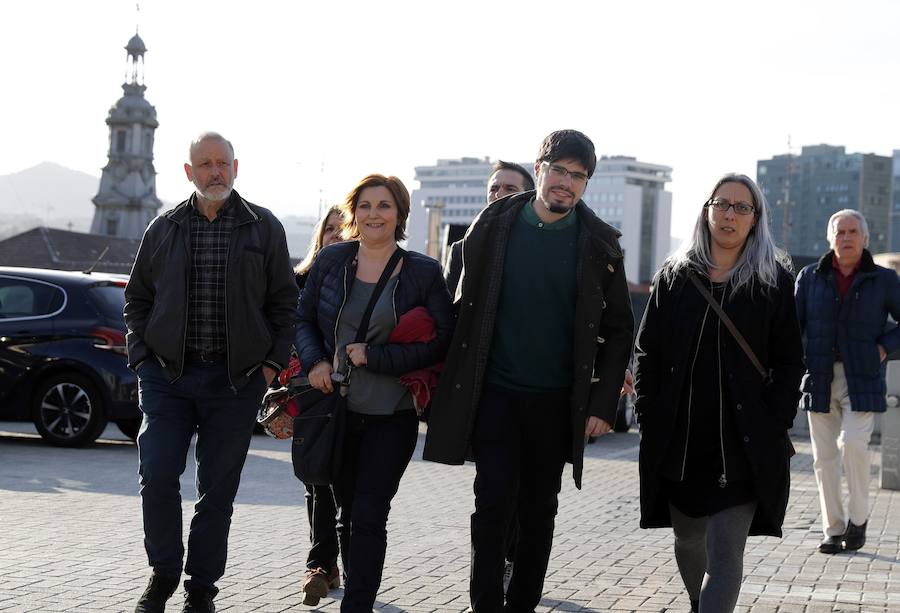 Multitud de representantes políticos y exdirigentes se han acercado este viernes por la mañana al tanatorio Begoña de Bilbao para transmitir sus condolencias a los familiares del expresidente del PNV Xabier Arzalluz, que falleció este jueves a los 86 años. Tambiuén ha acudido una amplia representación del mundo económico, social y cultural.